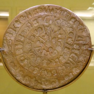 Phaistos-Scheibe von vorn